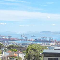 Aussicht auf die Bucht mit Hafen