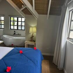 Ett nytt trevligt hotell med hav och pool nedanför oss