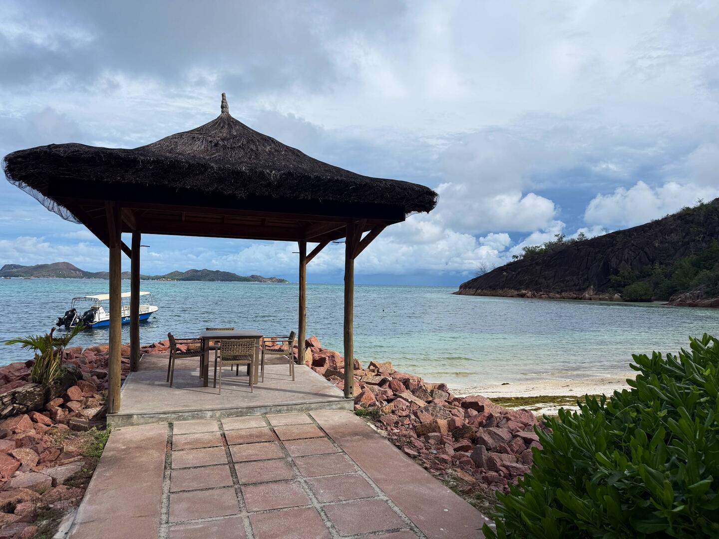Frukost avslutad och färden går mot La Digue
