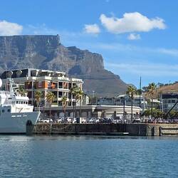 Waterfront Promenade mit Tafelberg
