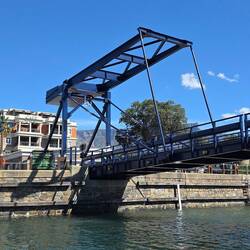 Alte Ziehbrücke trennt den Jachthafen ab