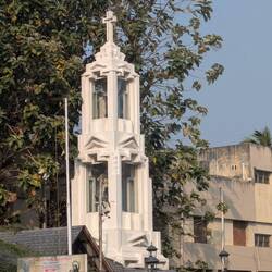 Glockenturm der Kirche