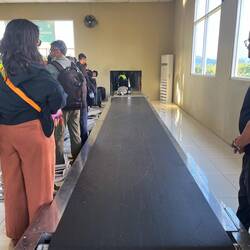 We s Gepäckband zwei läng isch...