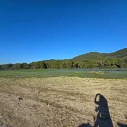 Ein See am Platz .... die Kinder haben ihre Freude daran 🥳