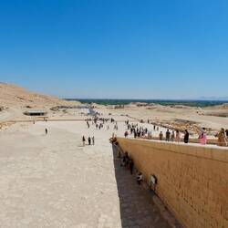 Blick auf die Stadt der Lebenden auf der anderen Nilseite