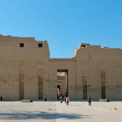 Medinet Habu - Pylon des Haupttempels von Ramses III