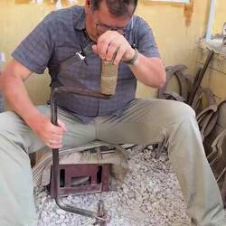 Wolfgang versucht, eine Vase aus Alabaster zu formen