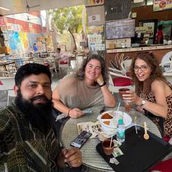 Con nuestro guia en Delhi