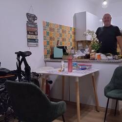 Unser Studio: Klein, aber es bietet sogar Platz für die Räder.