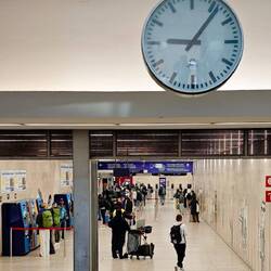 Ticketmaschinen (links) und Drehkreuze (mittig) für kontaktloses Bezahlen mit der VISA Karte 👍🏽