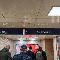 Umsteigen in die "Grünen Linie" nach Cais do Sodre.
