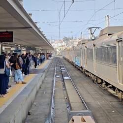 Noch schrabbeliger Bahnhof in Cais do Sodre.