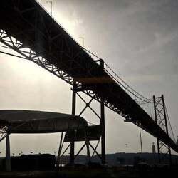 Unter der 'Brücke des 25. April" geht es durch, immer am Rio Tejo entlang!