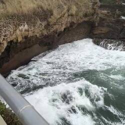 Die Felsen sind schon mit einer Schutzmauer geschützt