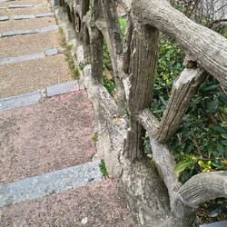 Betongeländer in Holzoptik