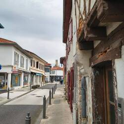 Alte Häuser im Zentrum während der Mittagspause