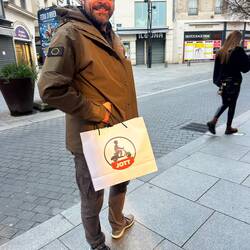 Toto im Shopping-Rausch