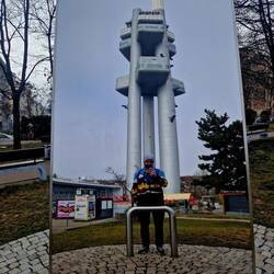 Absoluts Monster vonere Statur... und dr Turm hingerdrann isch ou gross