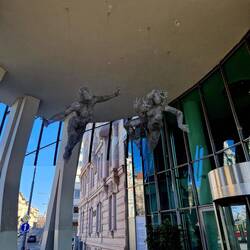 ZPrag isch aube no guet weme ufeluegt, es het viu so Kunst wo hanget odr höcher obe ah Hüser isch