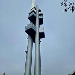 Äh Radio- und Fernsesänder mits ir Stadt, isch anschinend umstritte gsi de zboue, gseh wieso...