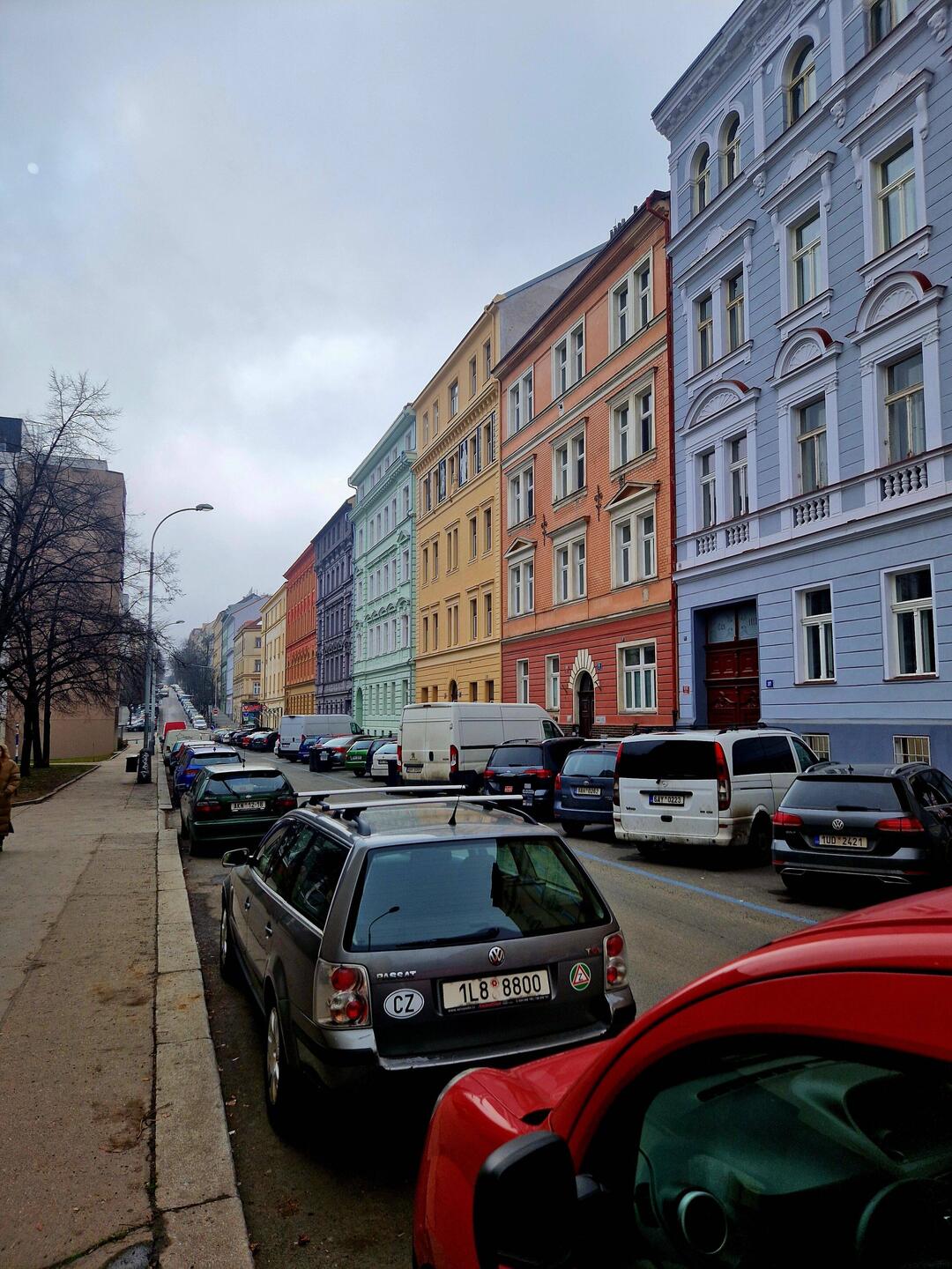 No witzig: nöi renovierti Hüser male si immer so verschide bunt ah, so wie hie