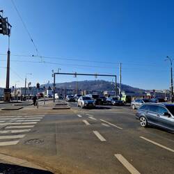 No öbbis womer ufgfaue isch: nebst de Houptroute (wie hie) hets zPrag ignwie weni Verchehr