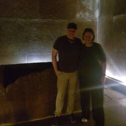 In der Grabkammer vor dem leeren Sarkophag