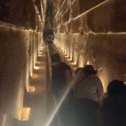 Hoch geht's zur Grabkammer durch die große Galerie