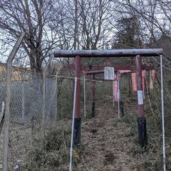 Auf dem Weg zu einem gruselig aussehenden Schrein neben einem stillgelegten Wasserkraftwerk