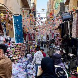 Bunt geschmückte Nebenstraße