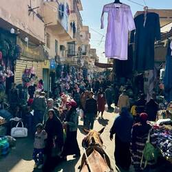 Er fuhr uns tatsächlich mitten durch den Souk