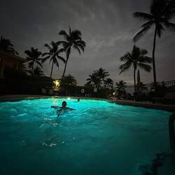 ...während die Jungs im Pool am plantschen sind