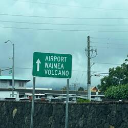 Flughafen / eine Ortschaft / Vulkan (diese Kombi sieht man bei uns selten... 😁)