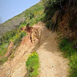 Hier ist der Weg weggespült worden ... leider kein weiterkommen.