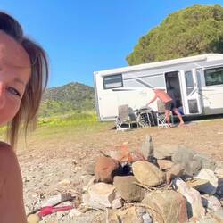 Erich wollte mich heute unbedingt Filmen.Immer wenn er Grillt bekommt er von mir sein Bier Serviert🍺