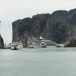 Parade of returning from Ha Long Bay