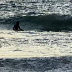 Auch Gian reitete die Wellen furchtlos und marschierte wie John Wayne zurück in den Sonnenuntergang😁