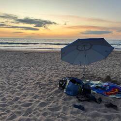 Alle sind weg, nur unser Sonnenschirm versucht weiter schatten zu spenden... 😆