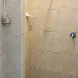 Kaltwasserdusche kostenlos, Warmwasserdusche gegen Gebühr