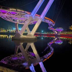 S-Brücke bei Nacht mit Spiegelung