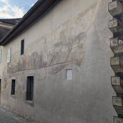 Used to be a butcher shop in 16th century so painted animals on side of the wall.