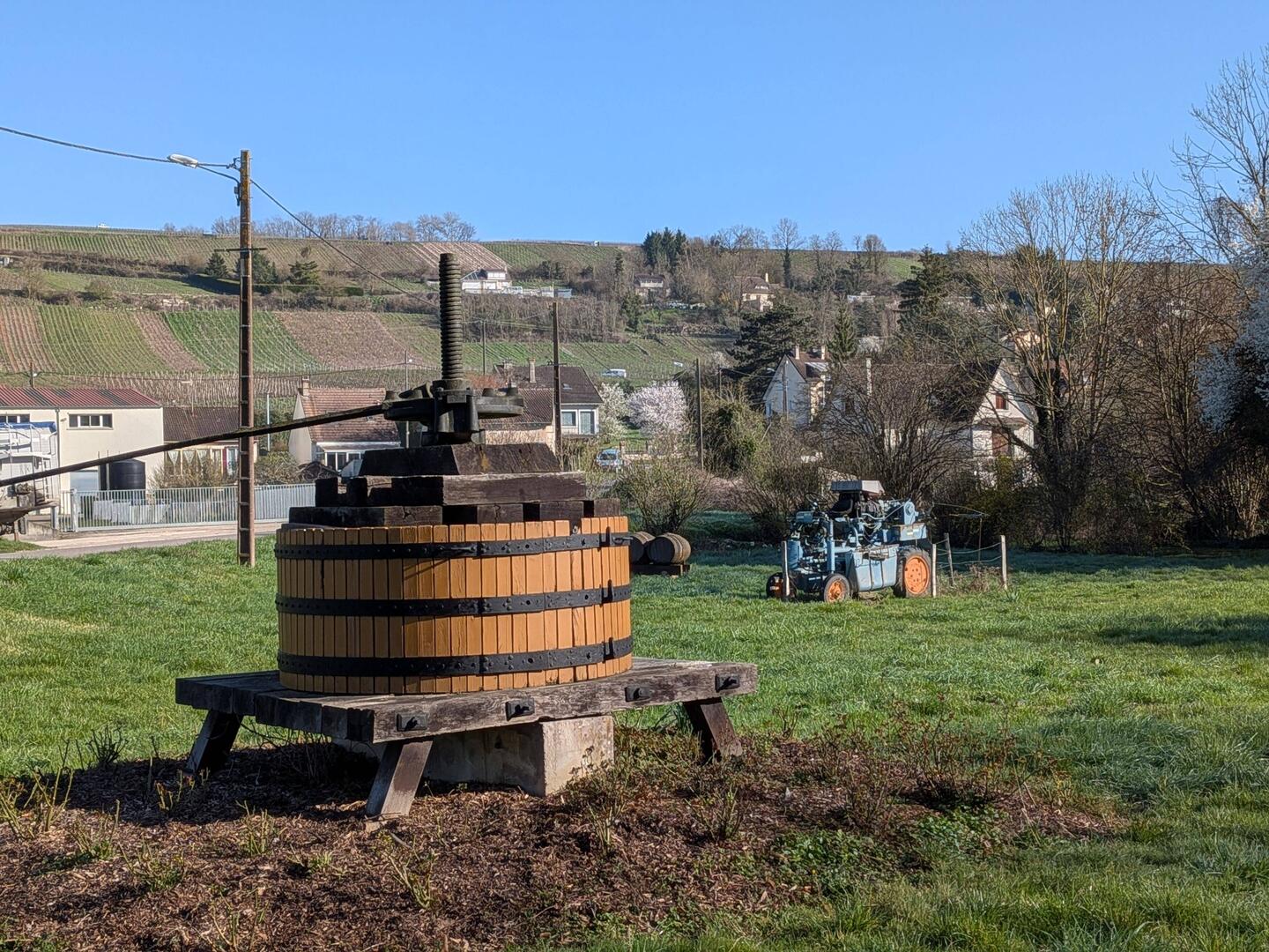 In der Champagne steht an jedem Ortseingang so eine Weinpresse.