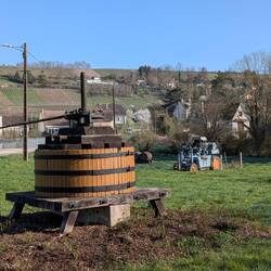 In der Champagne steht an jedem Ortseingang so eine Weinpresse.