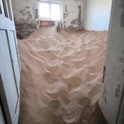 Sand dringt in die Gebäude ein.