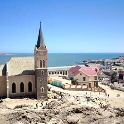 Blick vom Diamantberg auf Lüderitz mit der Felsenkirche