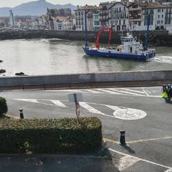 Die Hafenzufahrt hat keine Brücke, also zurück und außen rum