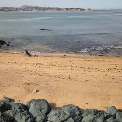 Ganz hinten die Festung am Meerzugang