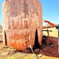 Wasserbehälter für das Dorf mit Trinkwasser