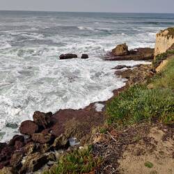 Es geht direkt an den Klippen weiter.