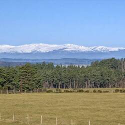 Blick von der A75 auf verschneite Berge